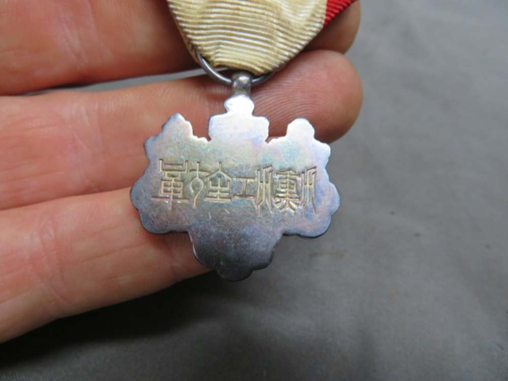WWII JAPANESE ORDER OF THE RISING SUN 8TH CLASS W/ CASE-img-5
