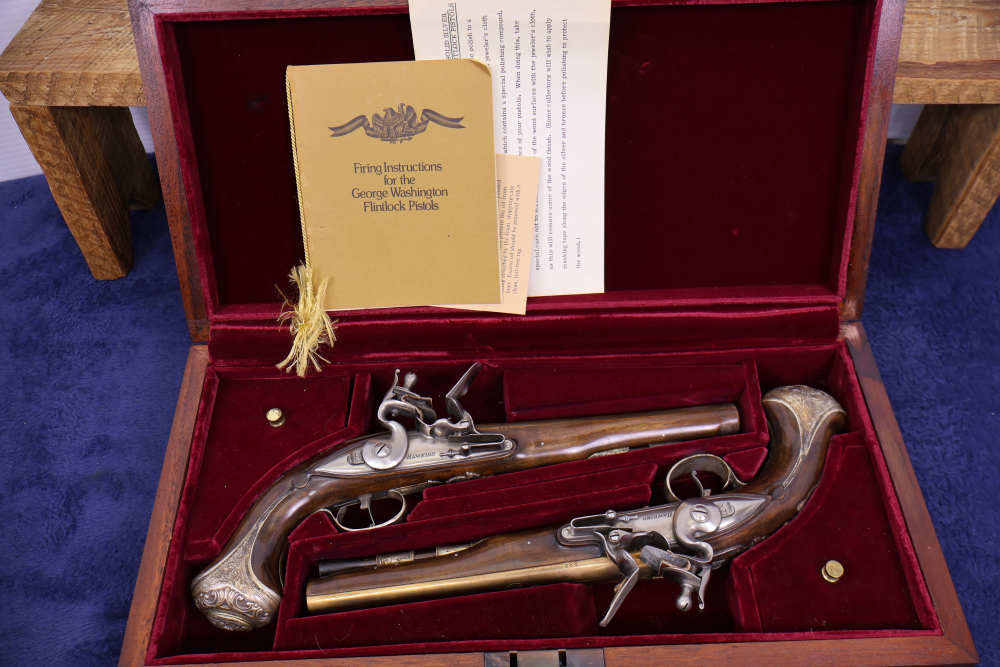 US HISTORICAL SOCIETY GEORGE WASHINGTON WEST POINT FLINTLOCK PISTOLS 1976 -img-1