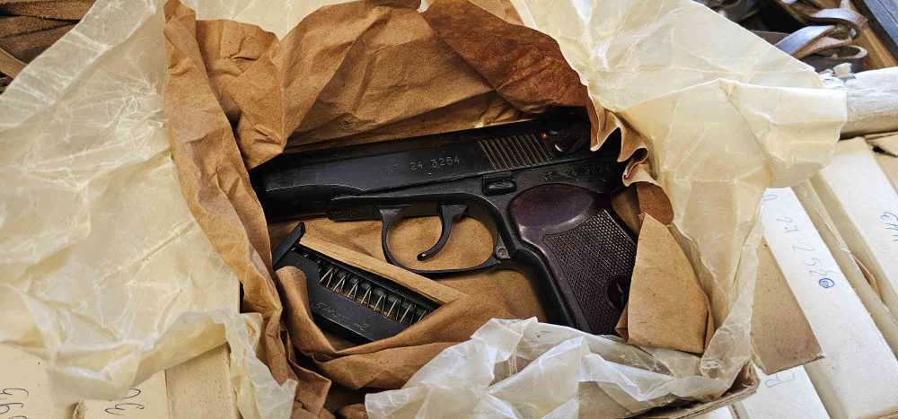 NEW OLD STOCK Bulgarian Makarov Circle 10 9mm 2 Matching Mags + Accessories-img-3