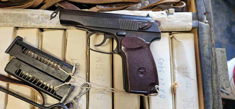 NEW OLD STOCK Bulgarian Makarov Circle 10 9mm 2 Matching Mags + Accessories-img-12