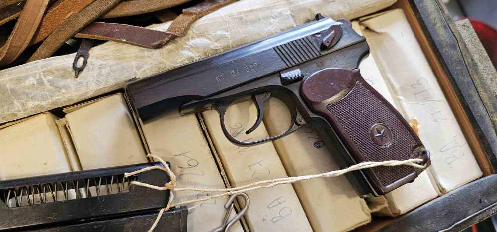 NEW OLD STOCK Bulgarian Makarov Circle 10 9mm 2 Matching Mags + Accessories-img-5