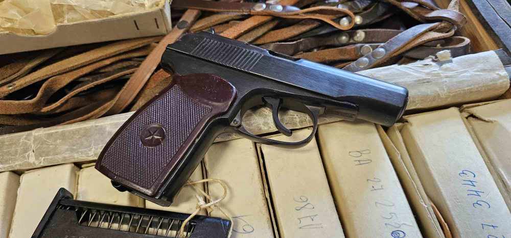 NEW OLD STOCK Bulgarian Makarov Circle 10 9mm 2 Matching Mags + Accessories-img-10
