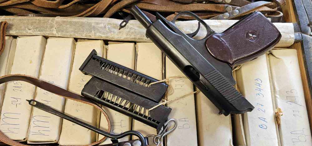 NEW OLD STOCK Bulgarian Makarov Circle 10 9mm 2 Matching Mags + Accessories-img-13