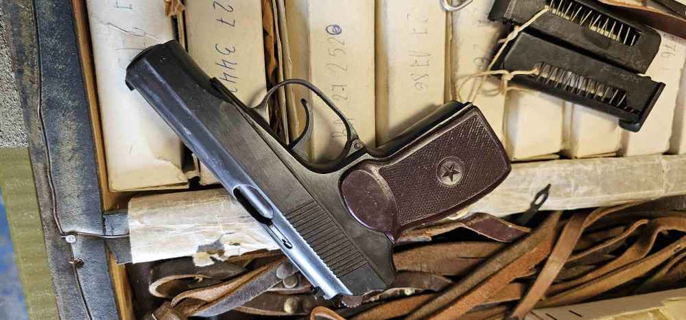 NEW OLD STOCK Bulgarian Makarov Circle 10 9mm 2 Matching Mags + Accessories-img-9