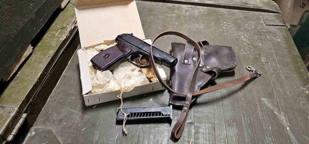 NEW OLD STOCK Bulgarian Makarov Circle 10 9mm 2 Matching Mags + Accessories-img-0