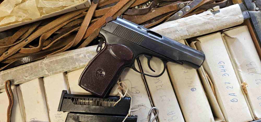 NEW OLD STOCK Bulgarian Makarov Circle 10 9mm 2 Matching Mags + Accessories-img-11
