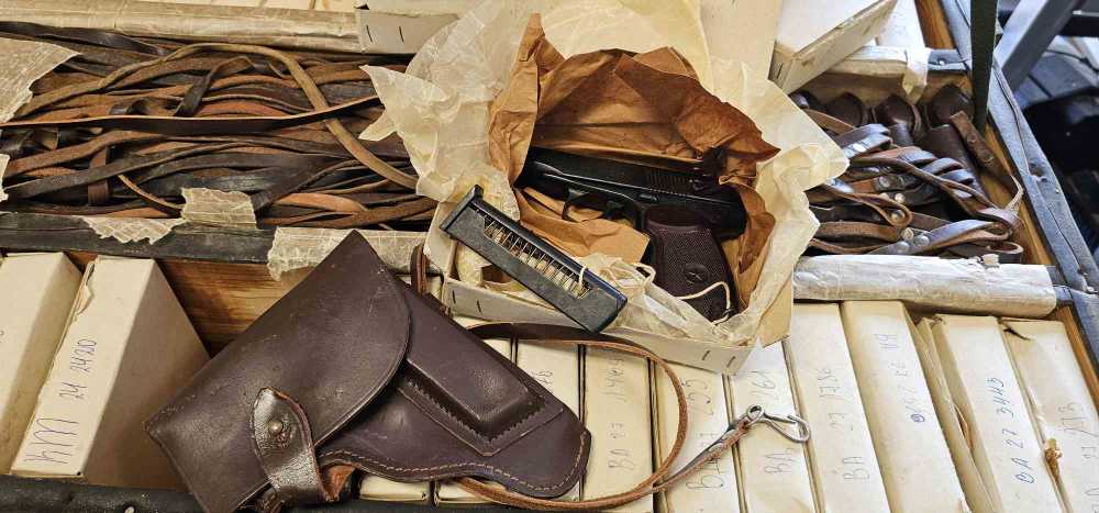 NEW OLD STOCK Bulgarian Makarov Circle 10 9mm 2 Matching Mags + Accessories-img-4