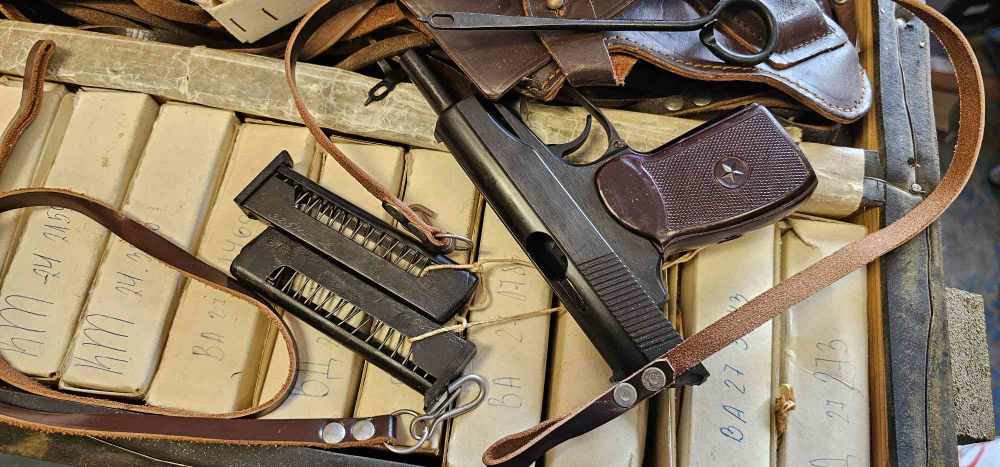 NEW OLD STOCK Bulgarian Makarov Circle 10 9mm 2 Matching Mags + Accessories-img-14