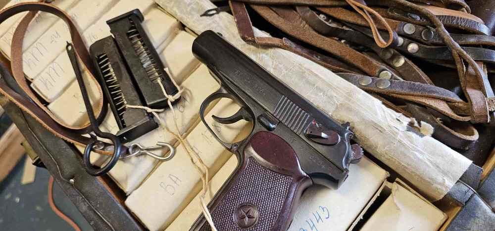 NEW OLD STOCK Bulgarian Makarov Circle 10 9mm 2 Matching Mags + Accessories-img-8