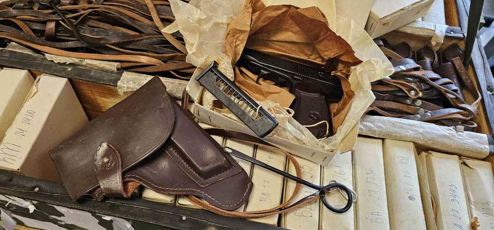 NEW OLD STOCK Bulgarian Makarov Circle 10 9mm 2 Matching Mags + Accessories-img-2