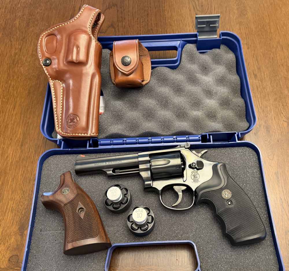 Smith & Wesson Model 19-10 (No Lock) w/ Lots of Extras!-img-1