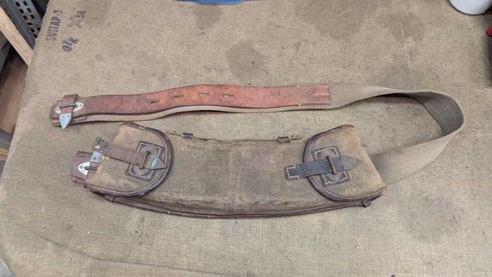 MG-13 1/2 of a shoulder pouch with four magazines-img-0