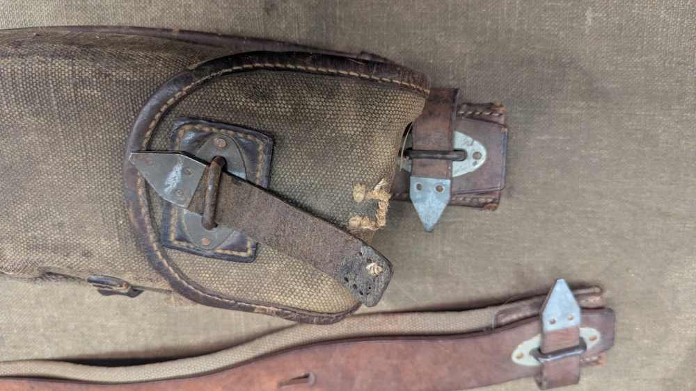 MG-13 1/2 of a shoulder pouch with four magazines-img-1
