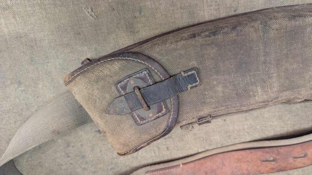 MG-13 1/2 of a shoulder pouch with four magazines-img-2