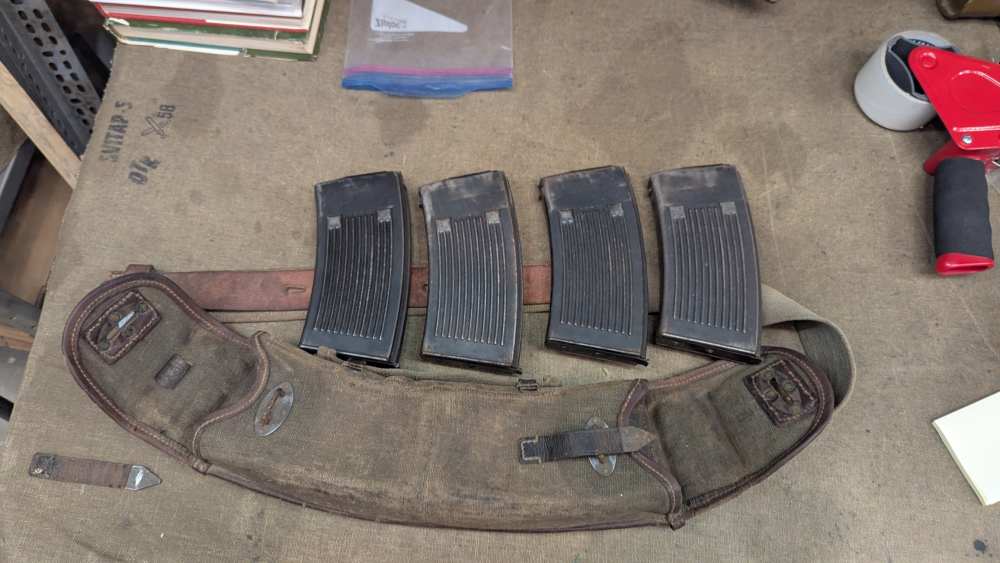 MG-13 1/2 of a shoulder pouch with four magazines-img-3