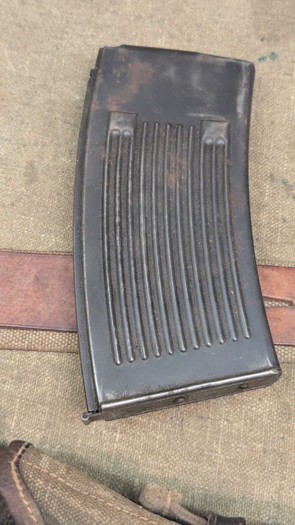 MG-13 1/2 of a shoulder pouch with four magazines-img-6