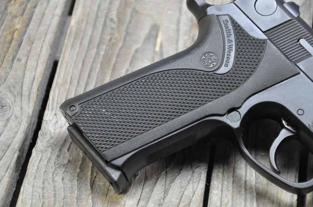 Clean Smith & Wesson Model 915 9mm w/ 2 Mags-img-3