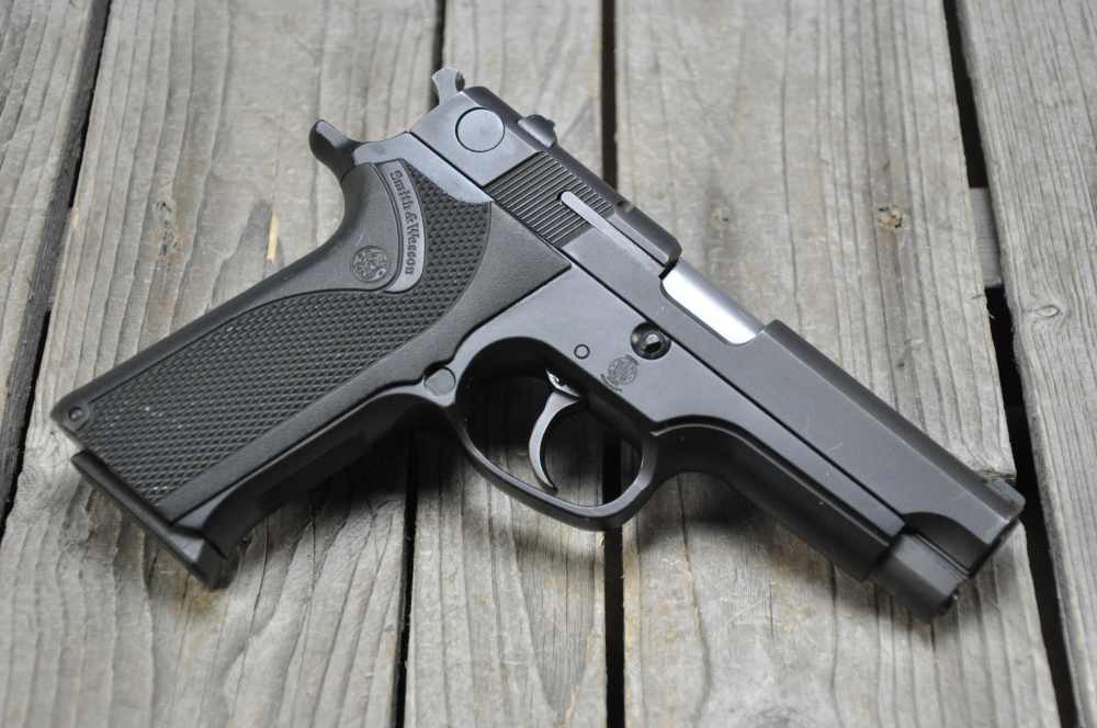 Clean Smith & Wesson Model 915 9mm w/ 2 Mags-img-1