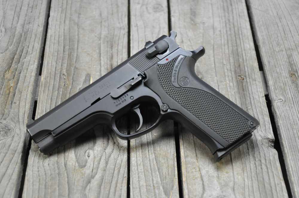 Clean Smith & Wesson Model 915 9mm w/ 2 Mags-img-2