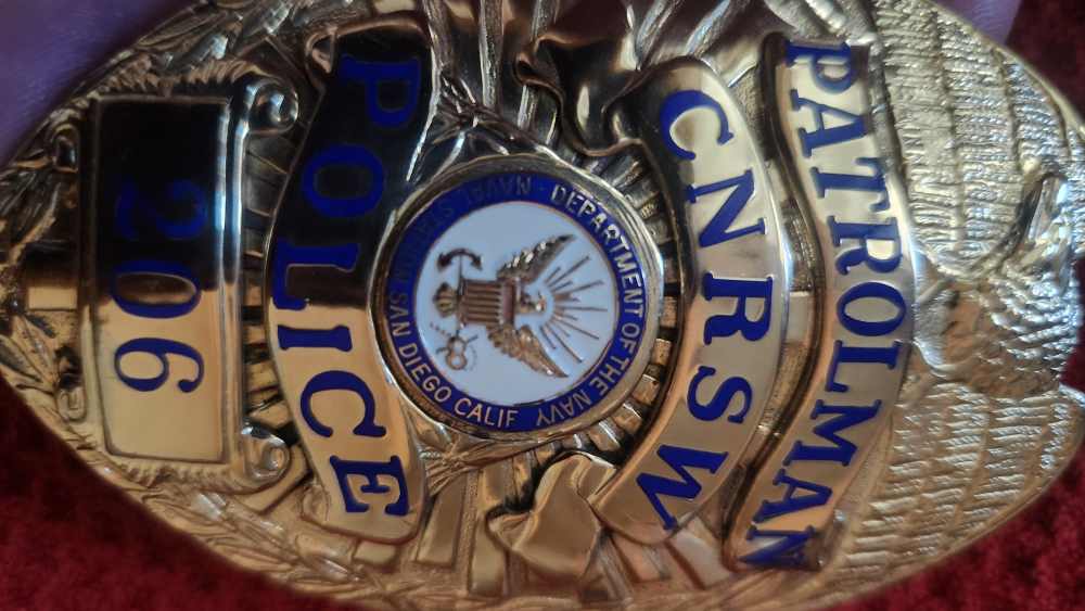 Vintage Outstanding Department of The Navy Entenmann-Rovin Police badge -img-4