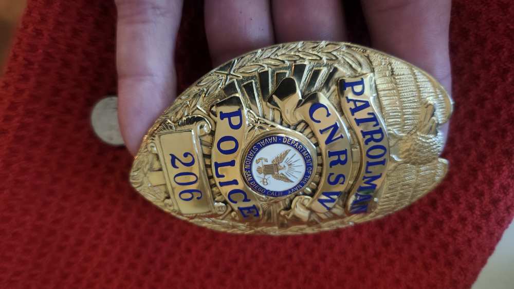 Vintage Outstanding Department of The Navy Entenmann-Rovin Police badge -img-8