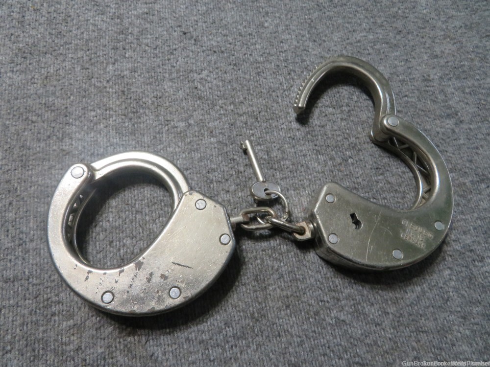 CLEJUSO No. 13 HEAVY DUTY GERMAN MADE HANDCUFFS WITH KEY WORKS & FUNCTIONS-img-0