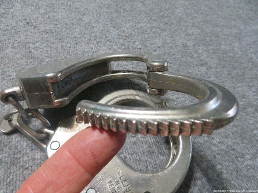 CLEJUSO No. 13 HEAVY DUTY GERMAN MADE HANDCUFFS WITH KEY WORKS & FUNCTIONS-img-3