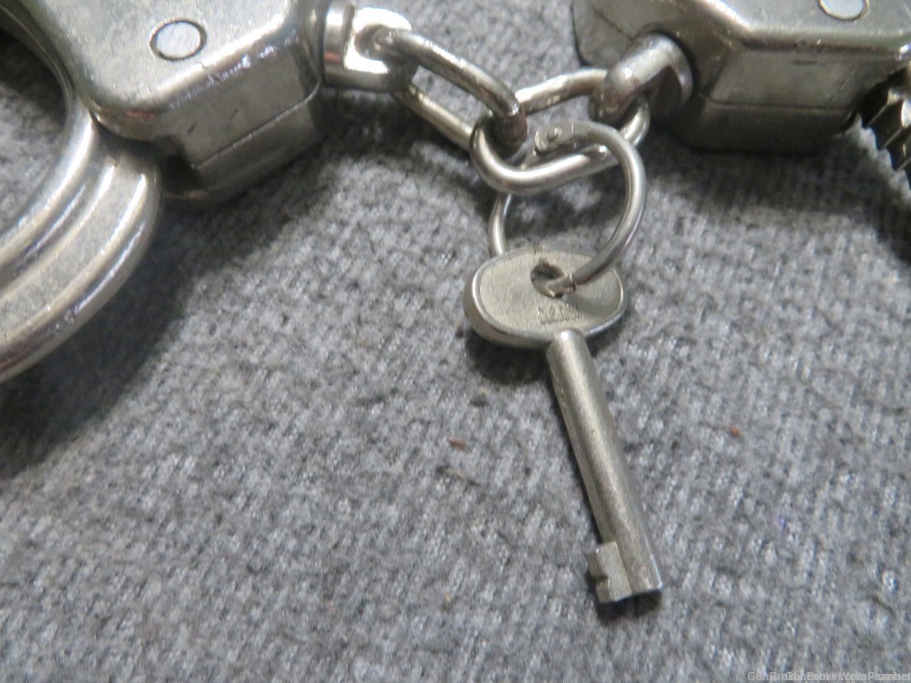 CLEJUSO No. 13 HEAVY DUTY GERMAN MADE HANDCUFFS WITH KEY WORKS & FUNCTIONS-img-4