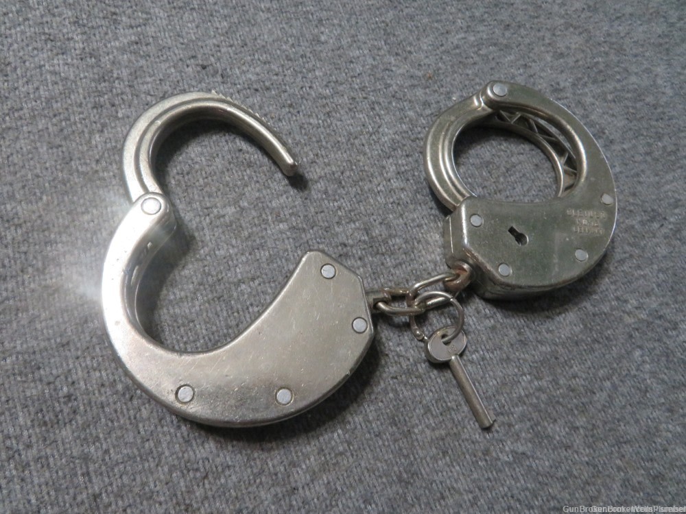 CLEJUSO No. 13 HEAVY DUTY GERMAN MADE HANDCUFFS WITH KEY WORKS & FUNCTIONS-img-2
