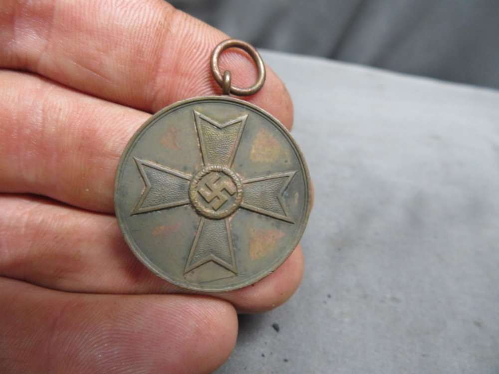 WWII GERMAN WAR MERIT MEDAL W/ ENVELOPE-ORIGINAL-NICE DETAIL & PATINA-img-1