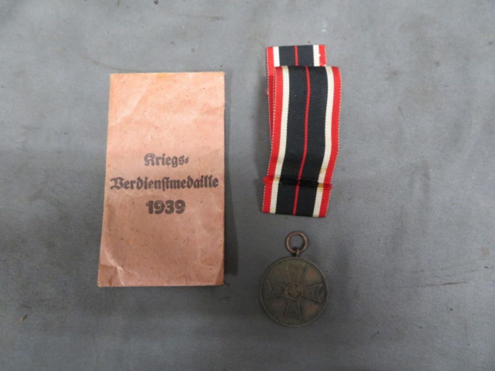 WWII GERMAN WAR MERIT MEDAL W/ ENVELOPE-ORIGINAL-NICE DETAIL & PATINA-img-0