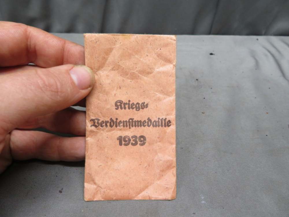 WWII GERMAN WAR MERIT MEDAL W/ ENVELOPE-ORIGINAL-NICE DETAIL & PATINA-img-5