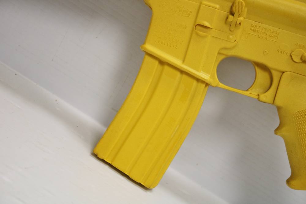 Ring's Blueguns Colt Law Enforcement Carbine Safety Yellow AR15 Dummy Rifle-img-7