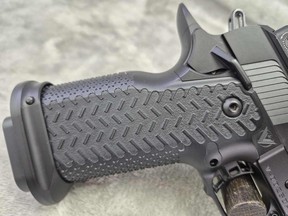 Vudoo Gun Works Priest 4.25” Semi Auto 9mm Trijicon SRO2 20rd – EXCELLENT!-img-3