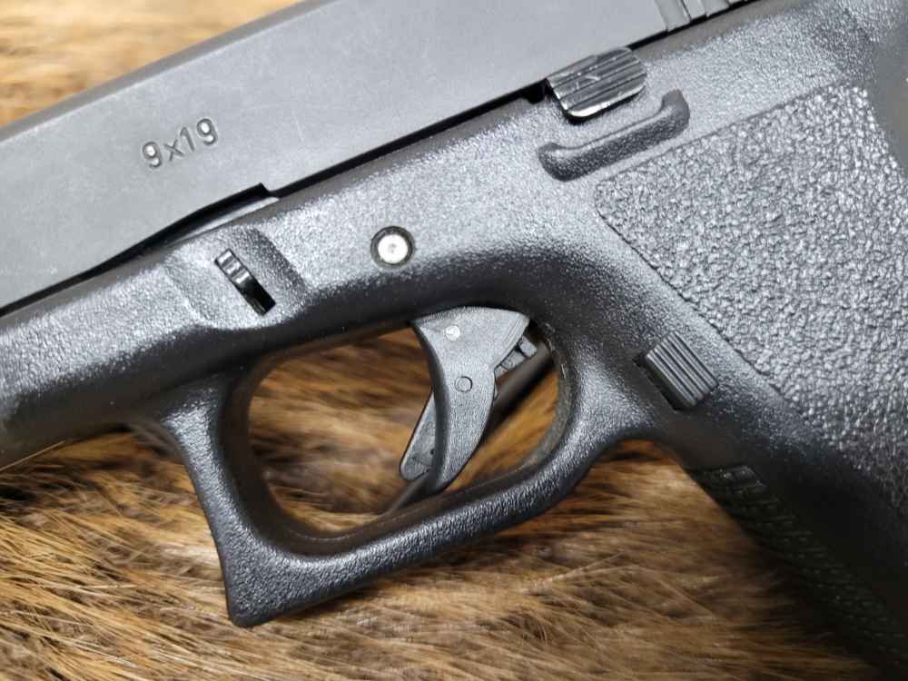 Used Glock 17 Gen 2 9mm Very Good Condition-img-6