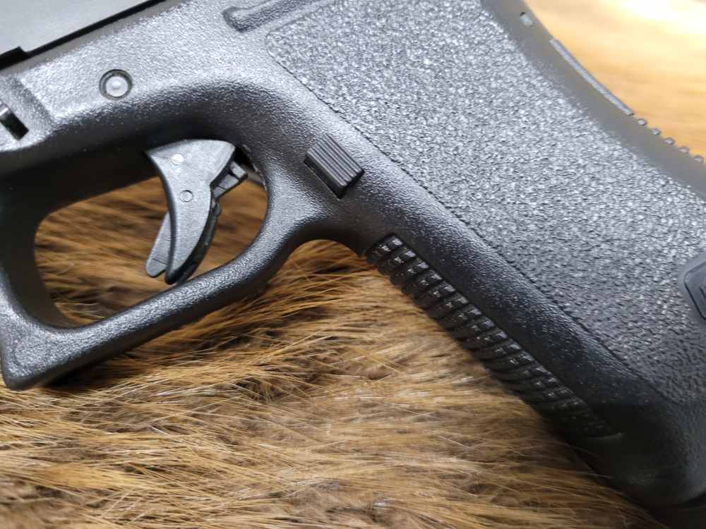 Used Glock 17 Gen 2 9mm Very Good Condition-img-4