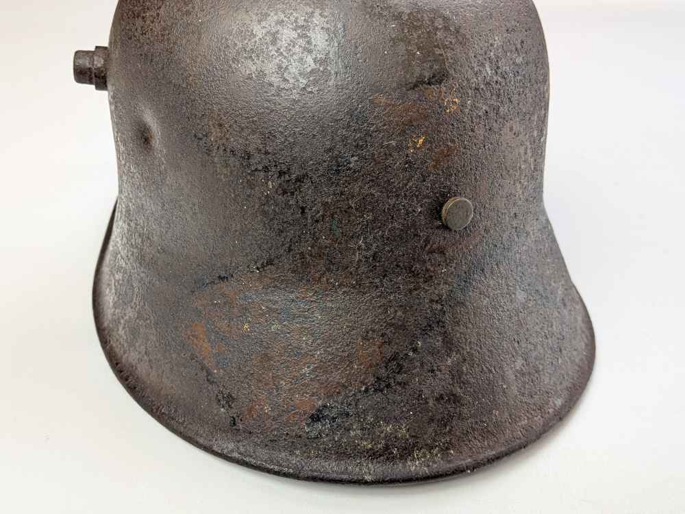 WW1 Imperial German M17 Helmet Wartime original Camo, Damaged-img-5