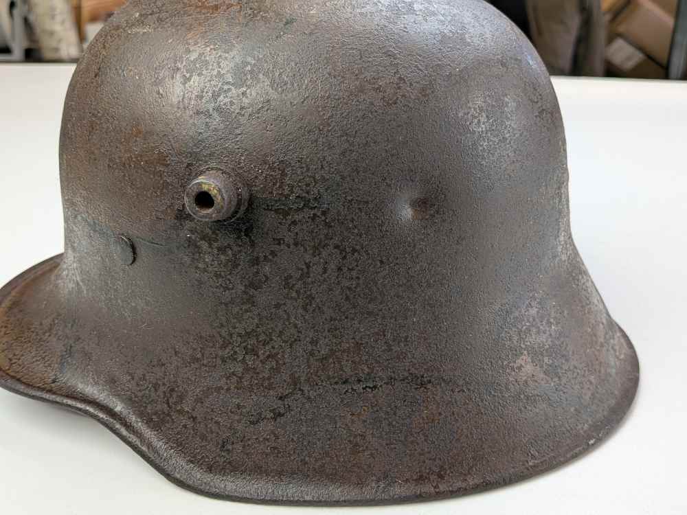 WW1 Imperial German M17 Helmet Wartime original Camo, Damaged-img-4
