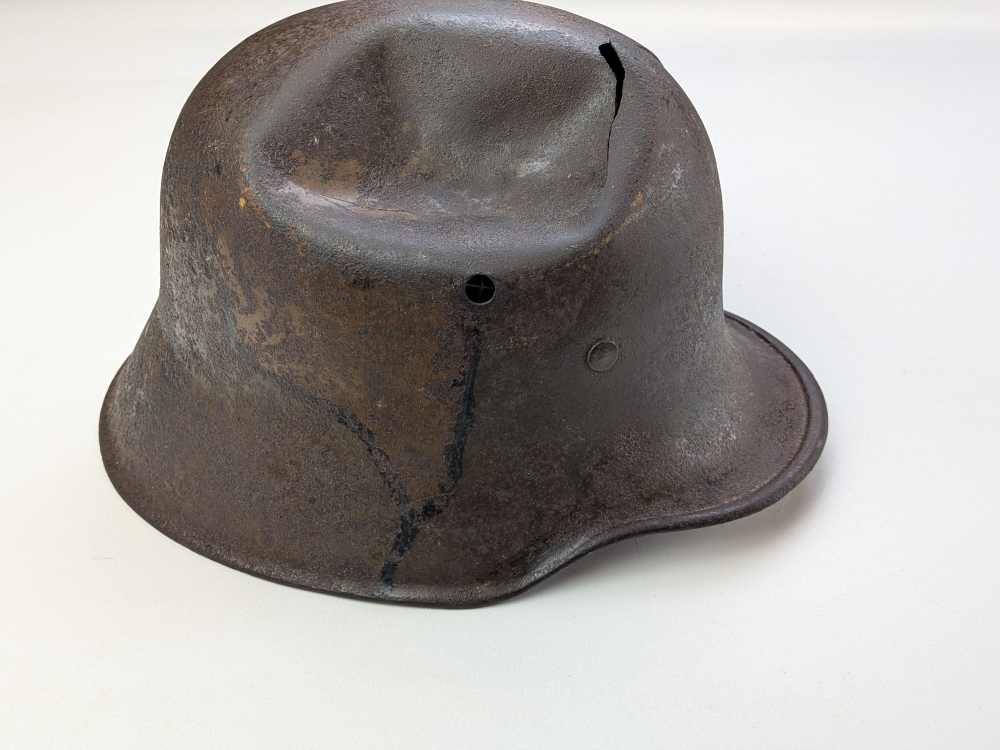 WW1 Imperial German M17 Helmet Wartime original Camo, Damaged-img-0