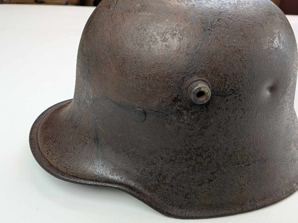 WW1 Imperial German M17 Helmet Wartime original Camo, Damaged-img-3