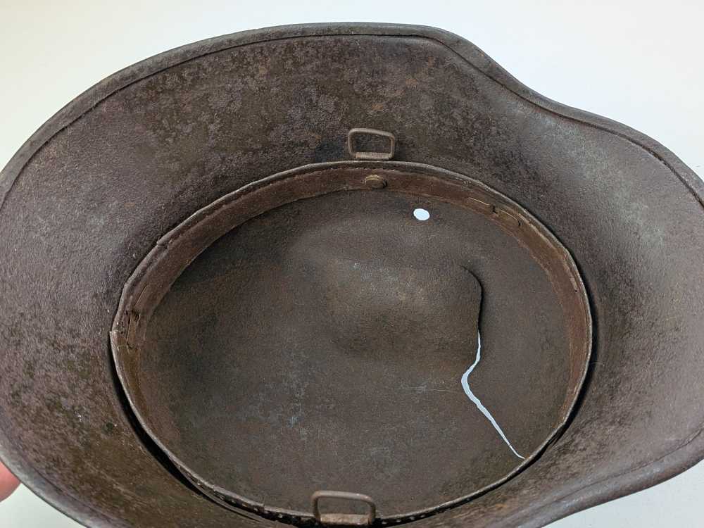 WW1 Imperial German M17 Helmet Wartime original Camo, Damaged-img-7