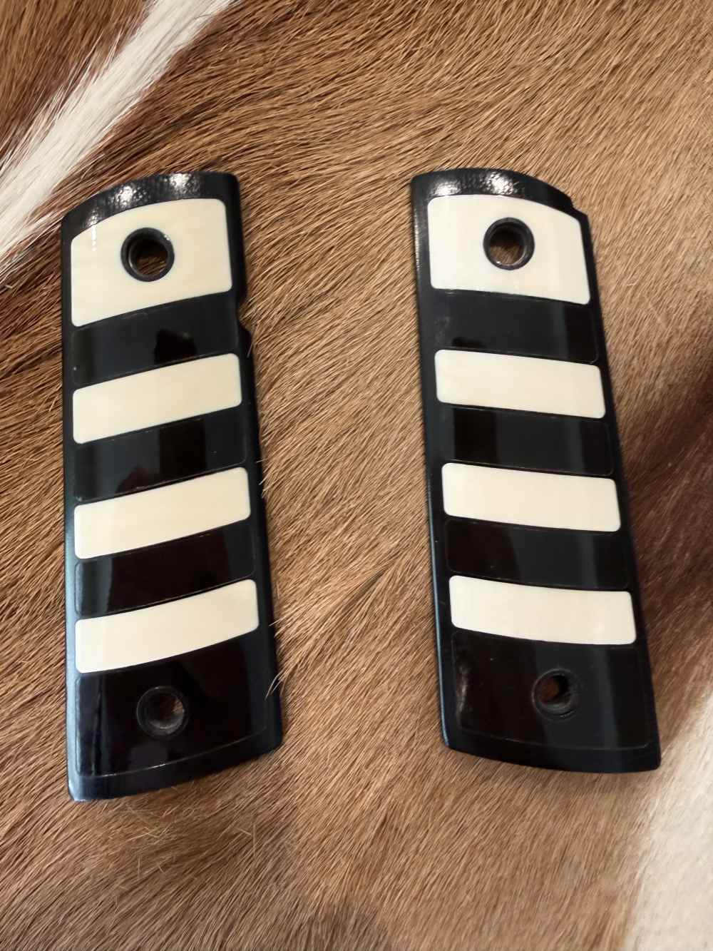 DAN CHINOOK SIGNED 1 OF 10 BUFFALO HORN/MAMMOTH 1911 CUSTOM GRIPS #1 SET-img-0