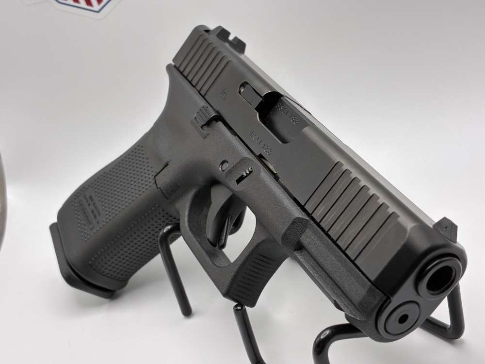 Glock 19 Gen5 9mm pistol with 3 magazines-img-4