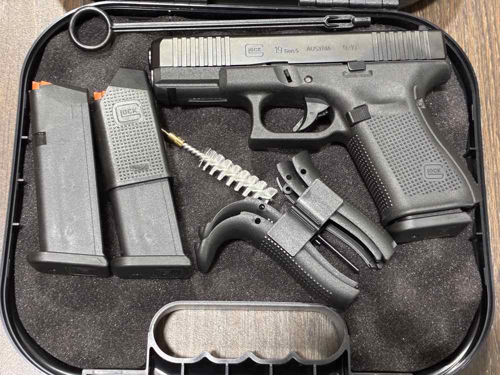 Glock 19 Gen5 9mm pistol with 3 magazines-img-8