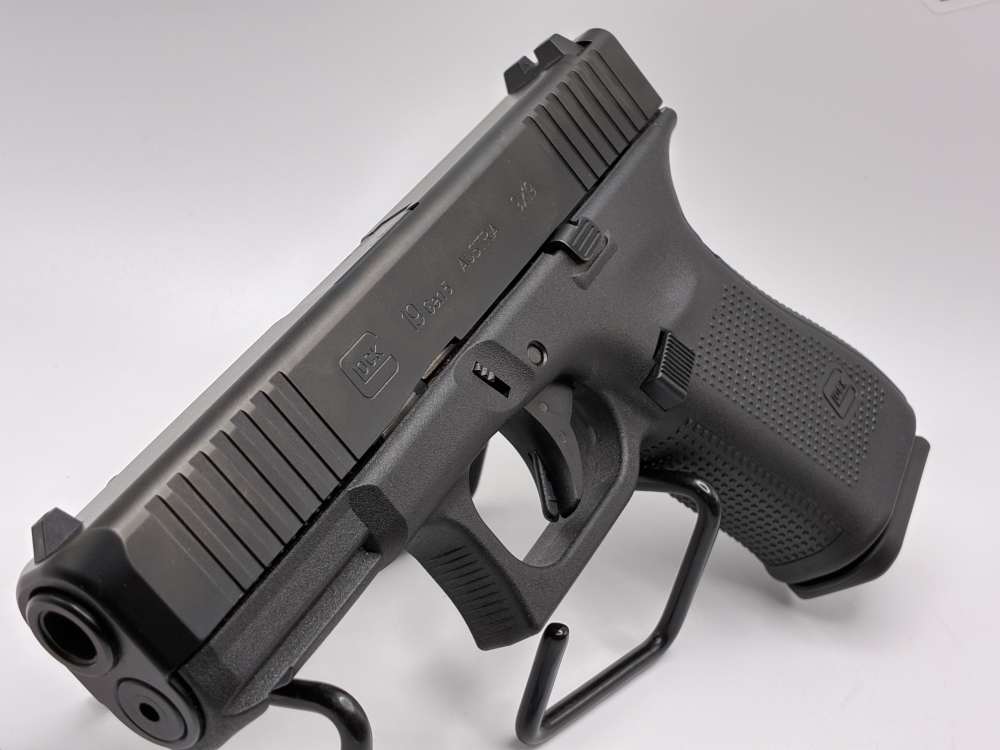 Glock 19 Gen5 9mm pistol with 3 magazines-img-1