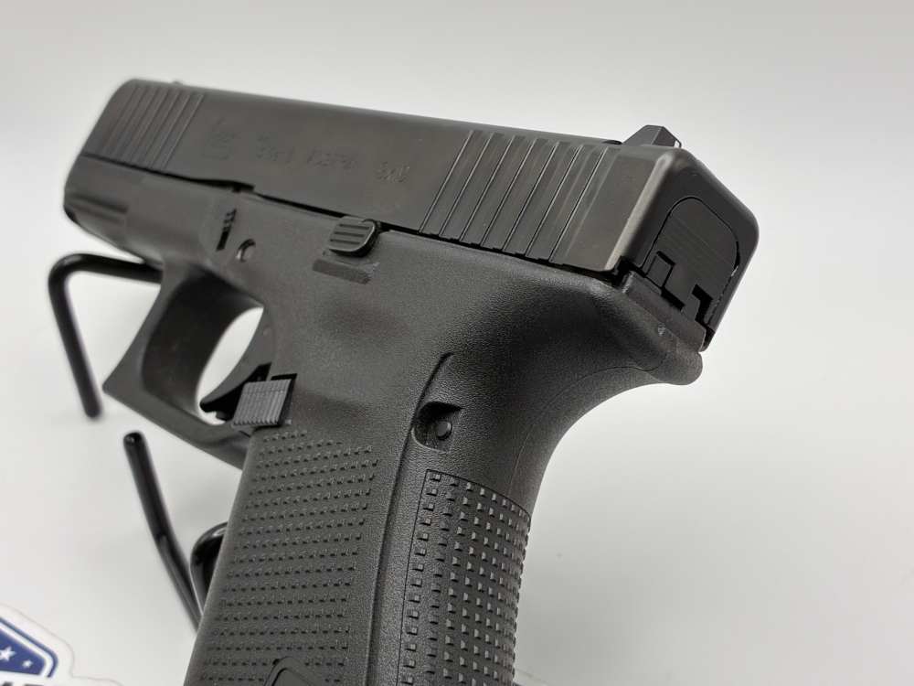 Glock 19 Gen5 9mm pistol with 3 magazines-img-2