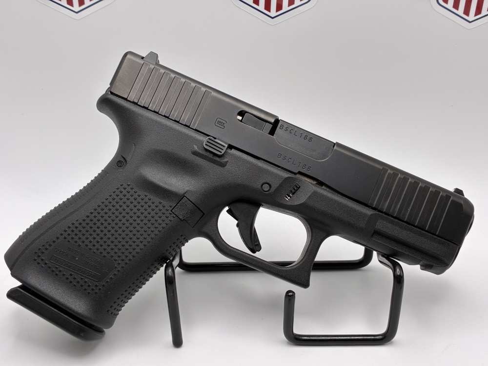 Glock 19 Gen5 9mm pistol with 3 magazines-img-3