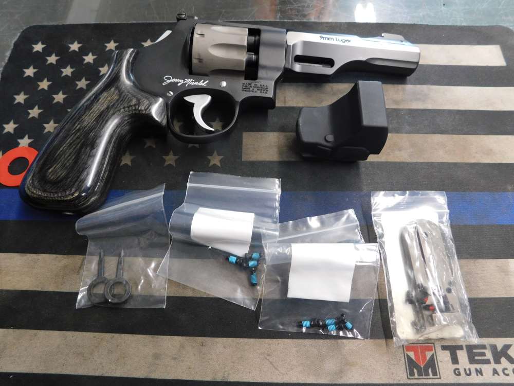 Smith and Wesson 327 Performance Center WR JERRY MICULEK 9mm-img-11