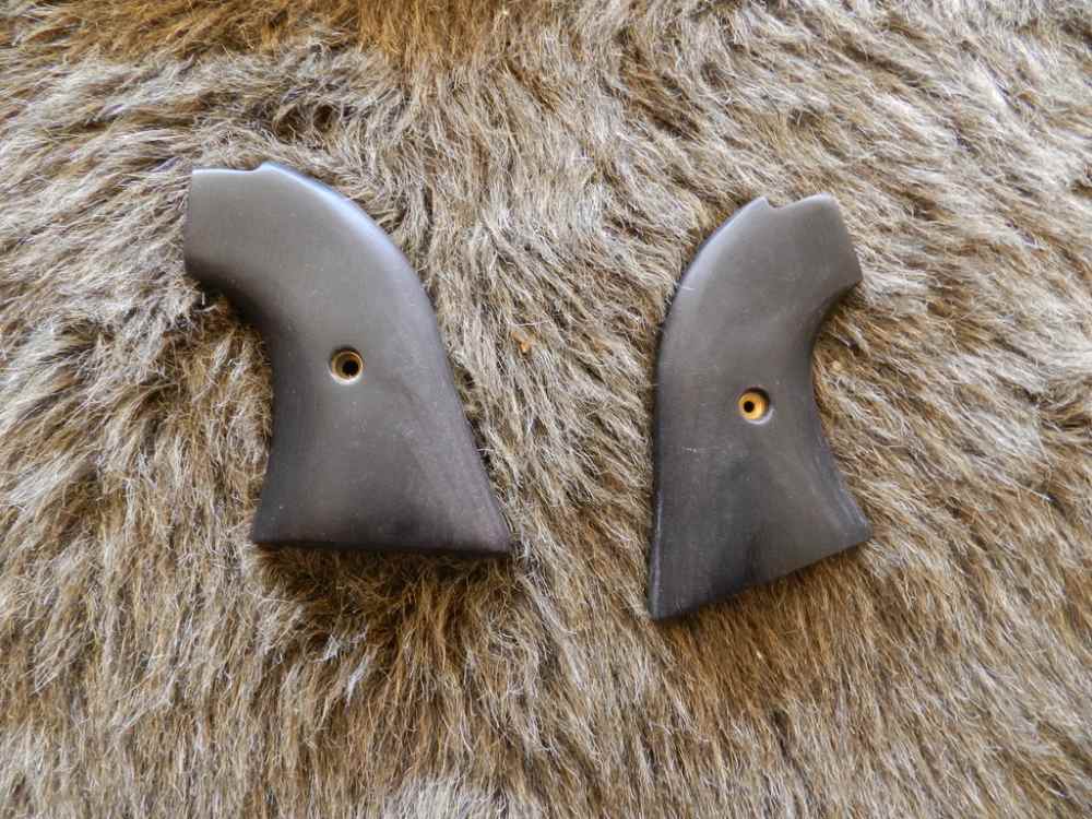 Heritage Arms Rough Rider Grips NIB-img-0