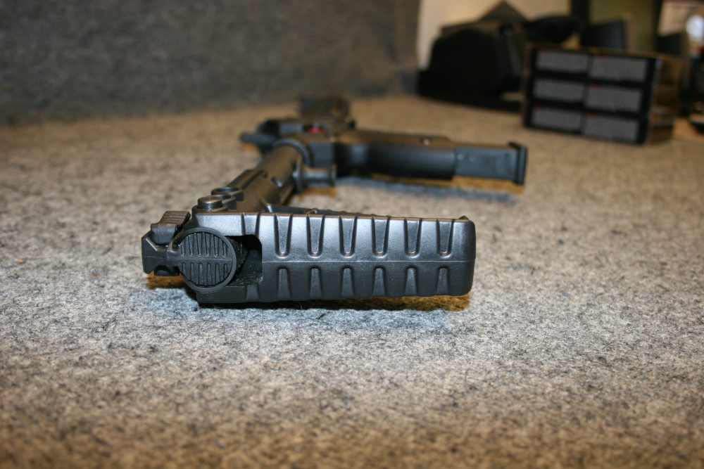 Kel Tec SUB 2000 rifle in .9MM takes Glock mags / foldable firearm-img-5